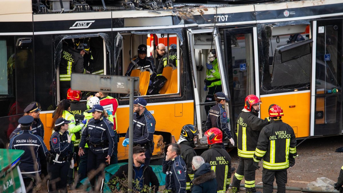 Los servicios de emergencia inspeccionan el lugar de un accidente después de que un tranvía descarrilara en la zona de Porta Venezia de Milán.
