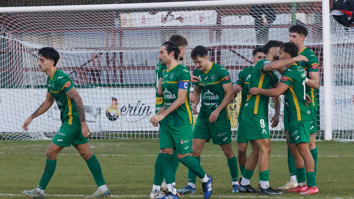 El Atlético Astorga goleó al Sámano en la primera vuelta en La Eragudina. Este sábado espera repetir el guion, aunque esta vez como visitante.
