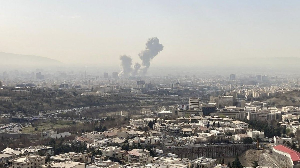 Una columna de humo emerge del centro de Teherán tras el ataque de este sábado.
