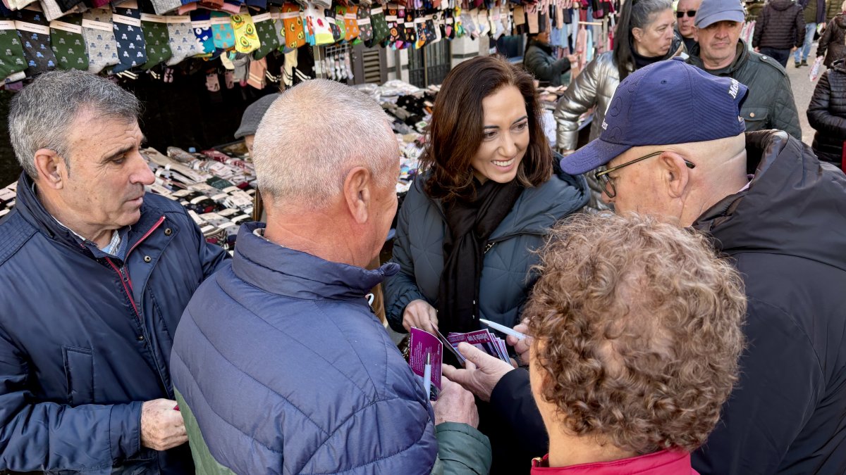 La candidata de Unión del Pueblo Leonés (UPL) a las Cortes, Alicia Gallego, en una visita a La Bañeza
