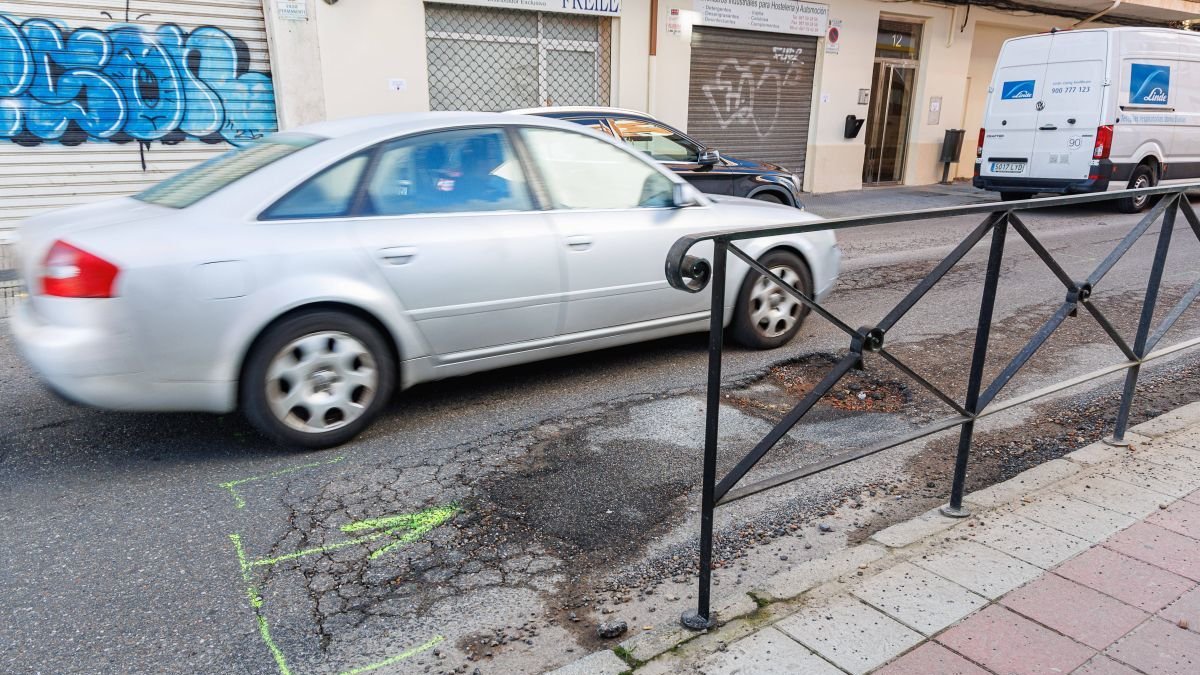 Un bache en una de las calles del barrio de La Palomera.
