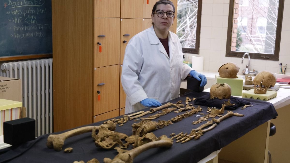 Laura González Garrido, con el esqueleto recompuesto de Girón en el Laboratorio de Antropología Física de la ULE.