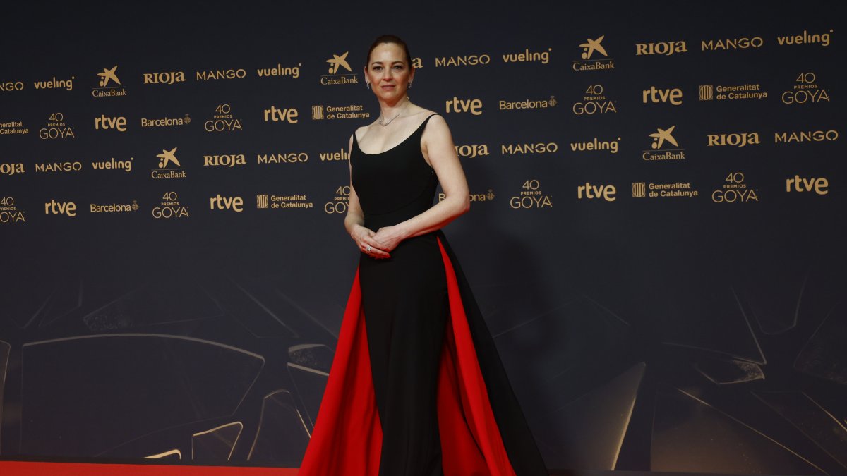 La actriz y cantante Leonor Watling posa a su llegada a la ceremonia de entrega de la 40º edición de los Premios Goya.