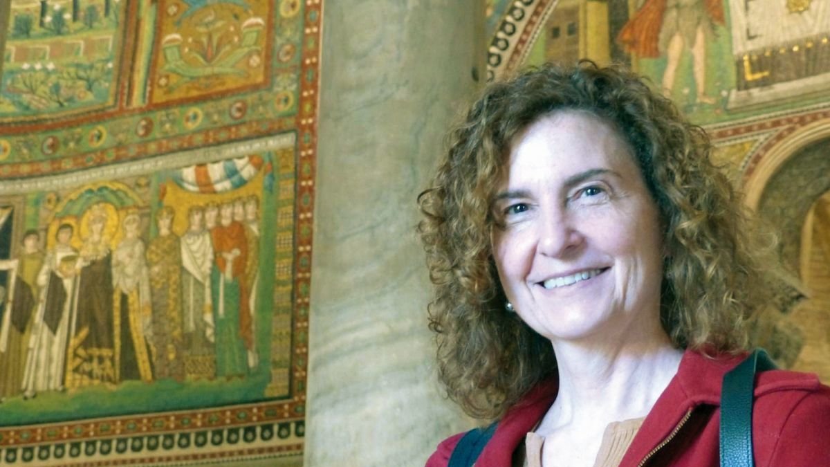 Therese Martin, en la iglesia de San Vitale de Ravenna, con el mosaico de la emperatriz Teodora.