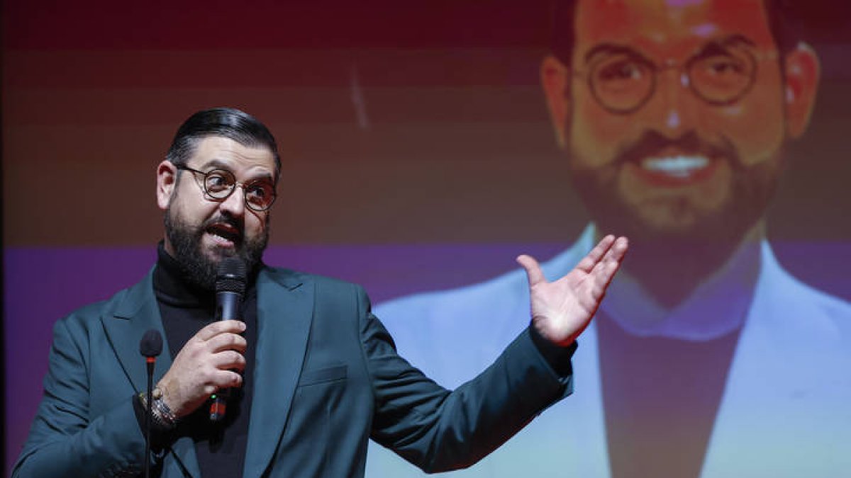 MADRID, 26/01/2026.- El humorista Manu Sánchez interviene tras recibir el premio a mejor monólogo de humor de la temporada con su espectáculo 'Entregamos', durante los Premios SGAE Miguel Gila 2025 celebrados este lunes en Madrid. EFE/ Mariscal