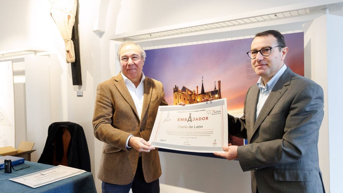 El director de El Diario de León, Joaquín S. Torné junto con el director de El Palacio de Gaudí, Víctor Murias.