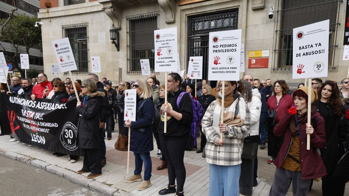 La movilización de la plataforna 30N ante la subdelegación del Gobierno en León.