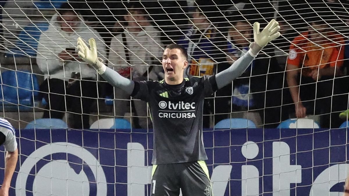 Andrés Prieto lleva 99 partidos oficiales con la SD Ponferradina, a uno de ser centenario.