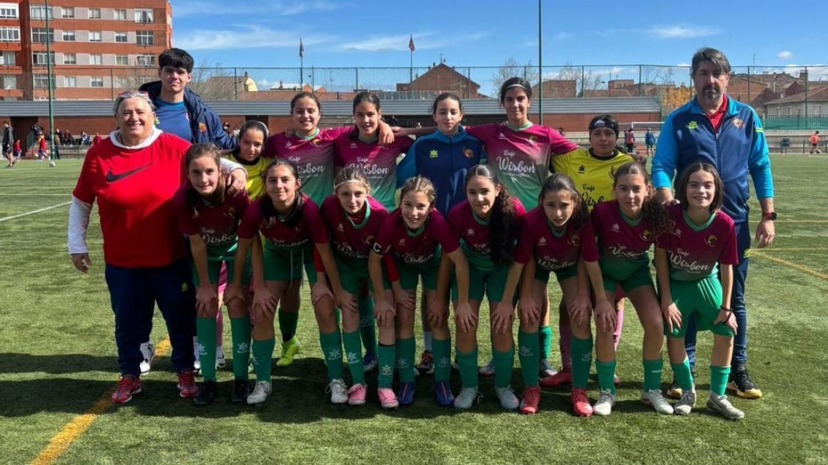 Atlético Trobajo infantil femenino A con Celsa García y Valea.