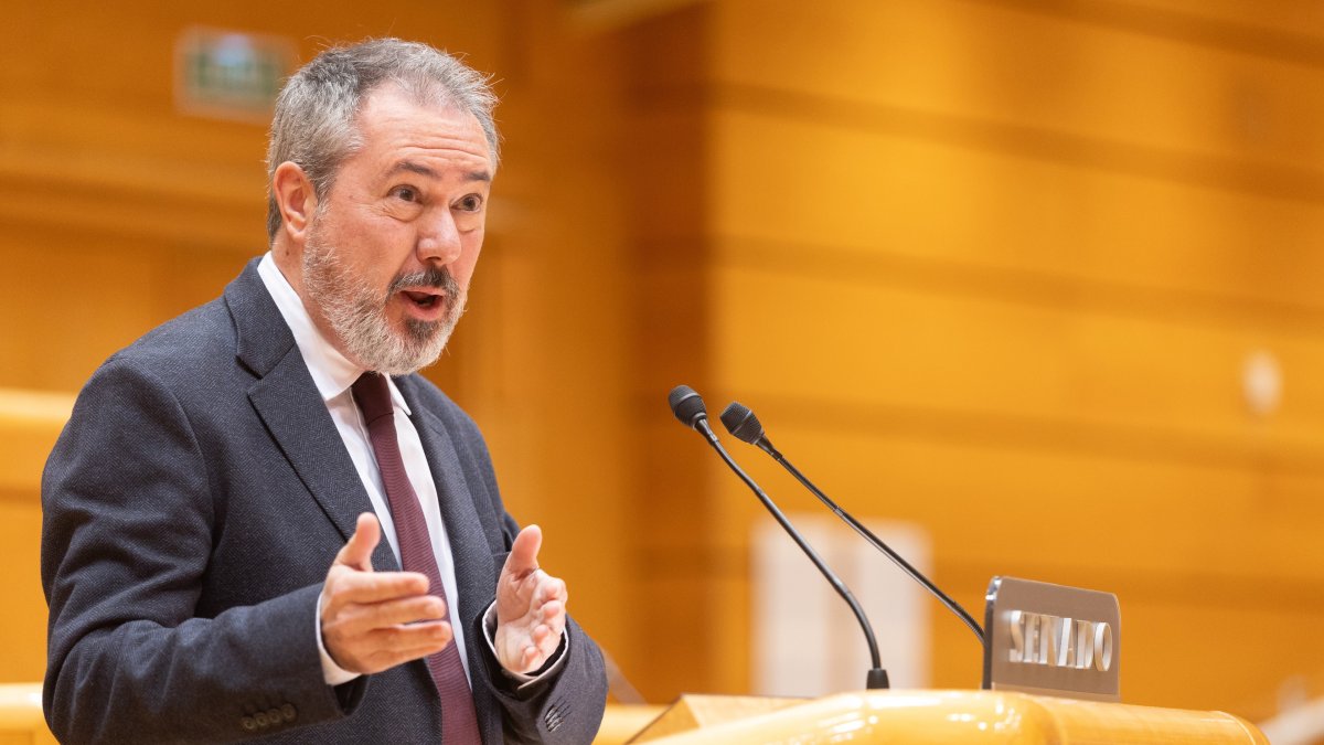 04/02/2026 El senador del PSOE, Juan Espadas, durante una sesión plenaria, en el Senado, a 4 de febrero de 2026, en Madrid (España). La Cámara Alta aborda el debate de proyectos y proposiciones de ley, como la Proposición de Ley de defensa y protección de los símbolos oficiales, así como varias mociones sobre el caos ferroviario, la regularización masiva de inmigrantes y el 40 aniversario de la adhesión de España a la Unión Europea.
POLITICA 
Eduardo Parra - Europa Press