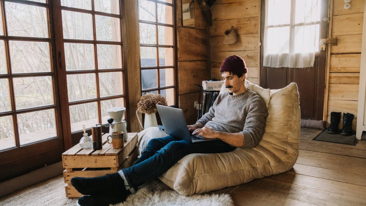 El teletrabajo permite desarrollar la jornada laboral desde entornos rurales, combinando conexión digital y calidad de vida.