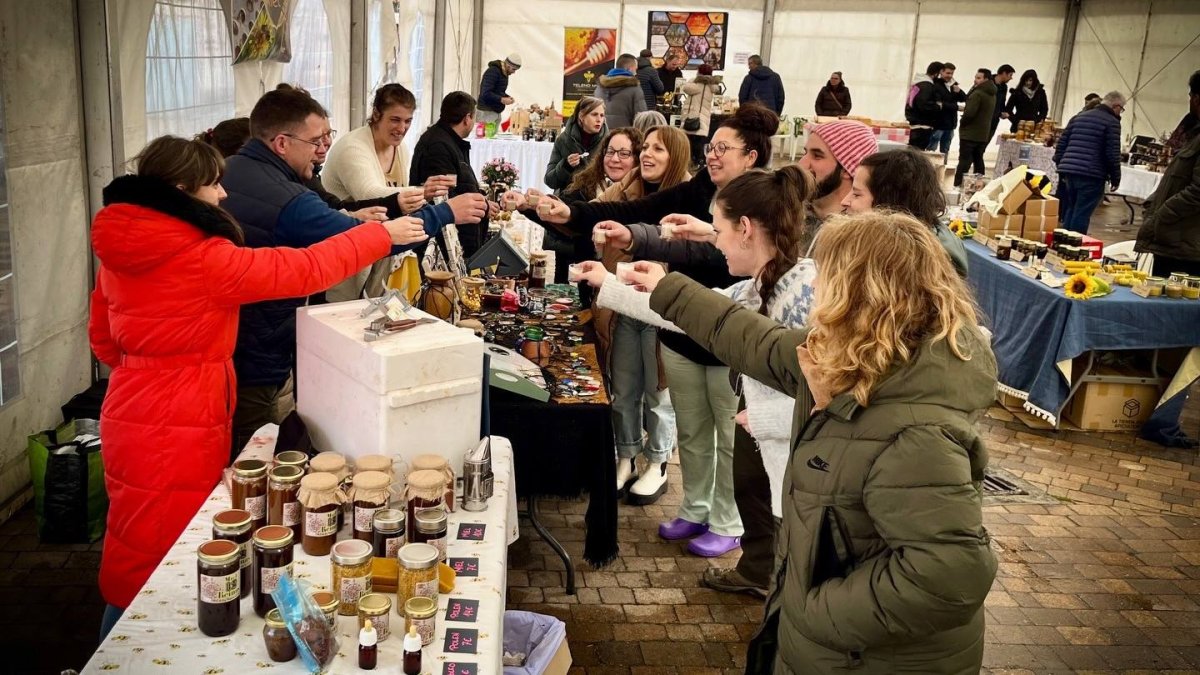 Visitantes participan en una degustación durante una edición anterior de la Feria de la Miel de Filiel, que reúne a productores y artesanos locales.