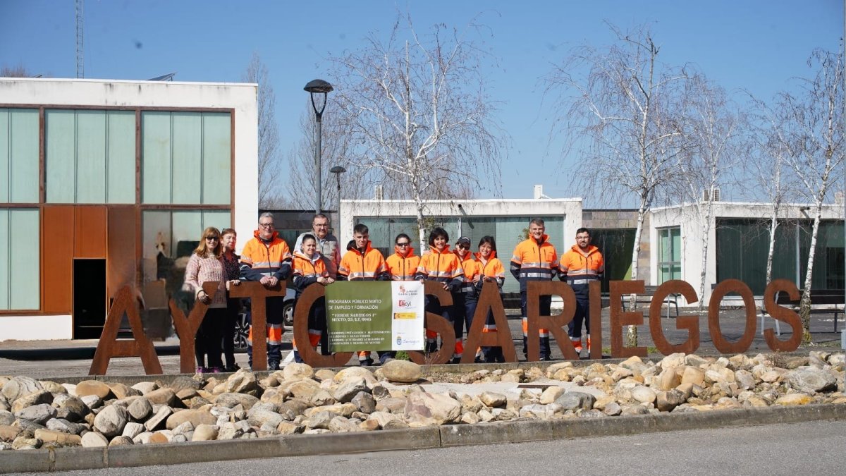 Los alumnos de 'Verde Sariegos I' posan con el alcalde delante del Ayuntamiento.
