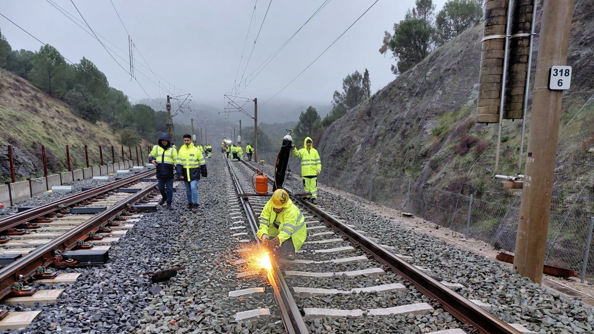 Varios operarios durante las obras de reparación de las vías en Adamuz el pasado mes de enero.