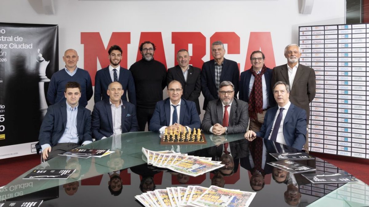 De pie, de izquierda a derecha: Emilio Lombas (Alsa), Jorge Martínez Soto (El Inversor Inquieto), Nicolás González (RMD), Diego Soto (Universidad de León), Javier Ochoa de Echagüen (presidente de la Federación Española de Ajedrez), Narciso Prieto (Caja Rural) y Santiago Sarmiento (Diario de León). Sentados, de izquierda a derecha: el GM Jaime Santos, Vicente Canuria (Ayuntamiento de León), Juan Ignacio Gallardo (director de Marca), Marcelino Sión (director del Magistral), Enrique Sánchez-Guijo (Junta de Castilla y León).
