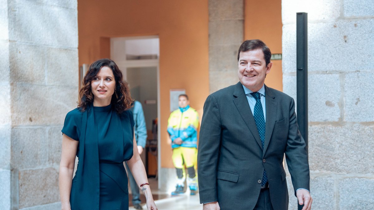 El presidente de la Junta de Castilla y León, Alfonso Fernández Mañueco, y la presidenta de la Comunidad de Madrid, Isabel Díaz Ayuso, en una imagen de archivo.