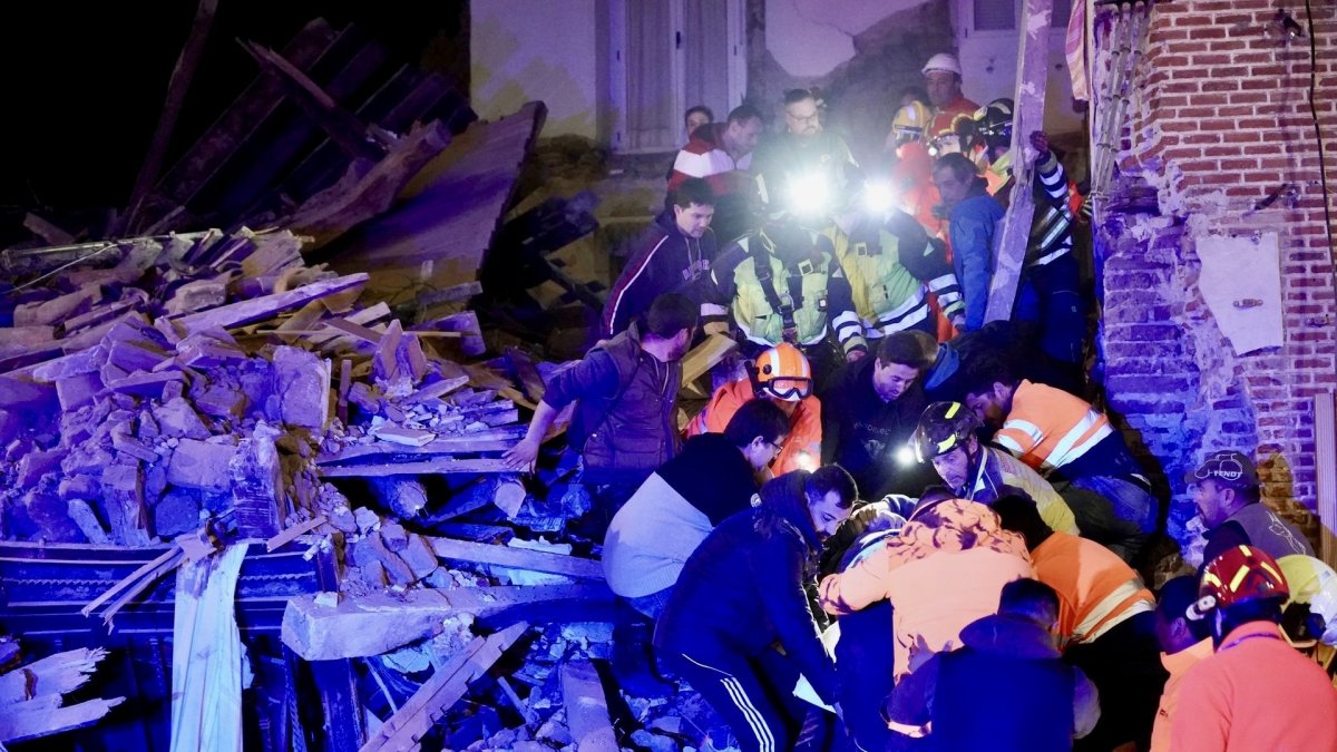 Tres personas atrapadas tras el derrumbe de un edificio de dos plantas en Siete Iglesias de Trabancos (Valladolid).
