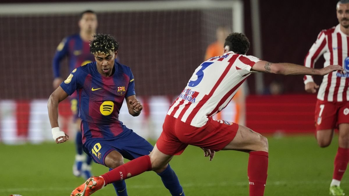 Lamine trata de regatear a un defensor del Atlético en el partido jugado en el Camp Nou.
