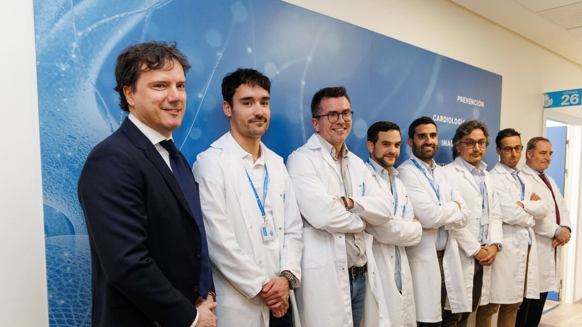 El equipo de CardioLeón flanqueado por Juan Francisco Seco y Alfonso Suárez.