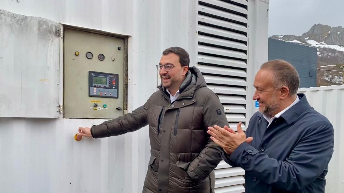 Adrián Barbón apaga el botón del último generador de gasóleo de Fuentes en presencia de Gerardo Álvarez Courel.