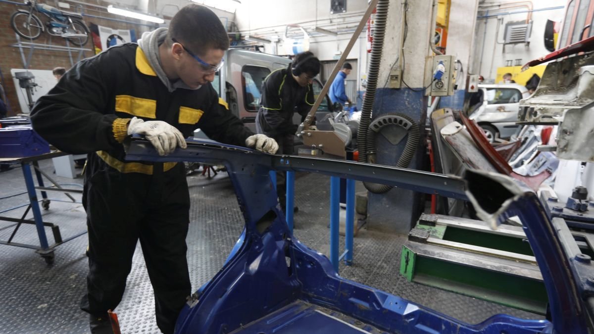 Dos alumnos de Formación Profesional durante una clase práctica en su centro.