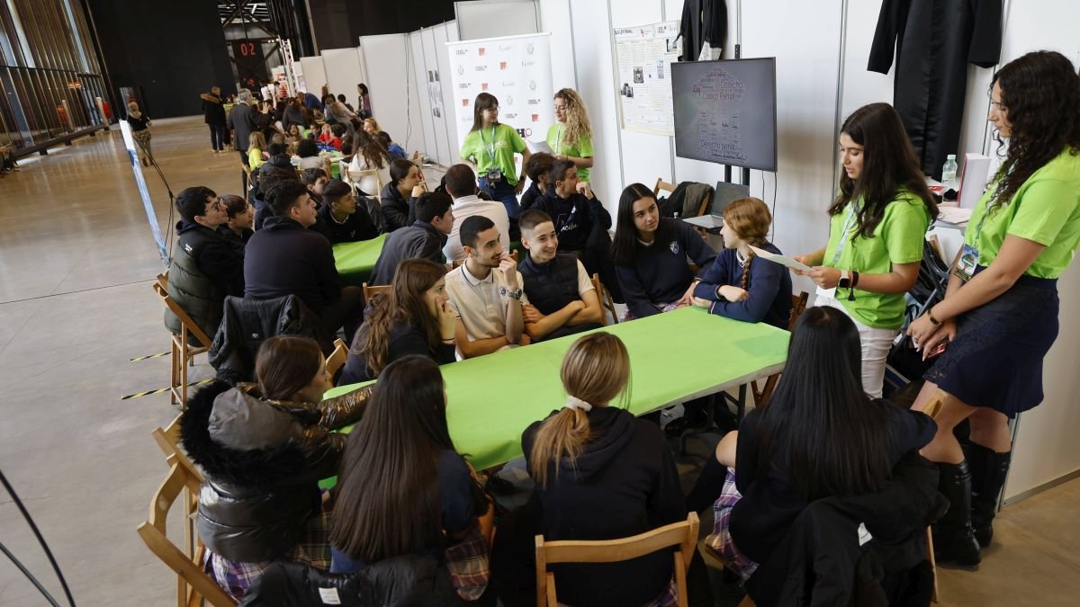Alumnos durante la visita a Expociencia.