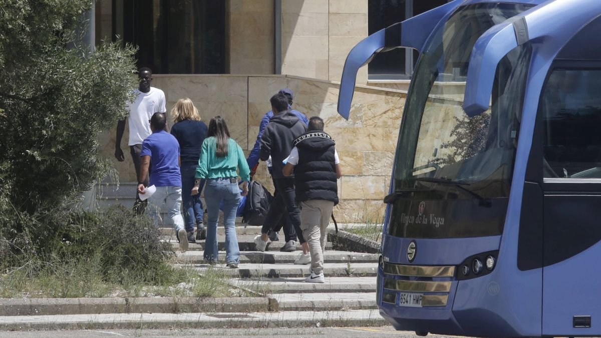 Migrantes llegados a León este verano desde un centro de Canarias.