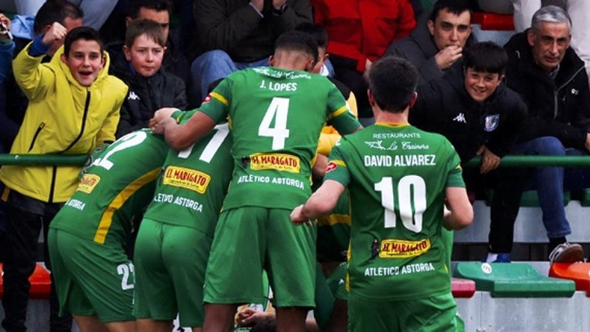 El Atlético Astorga celebró hasta por tres veces el gol frente al Marino de Luanco.