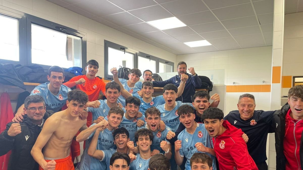 Los jugadores del juvenil de la Cultural celebran su victoria.