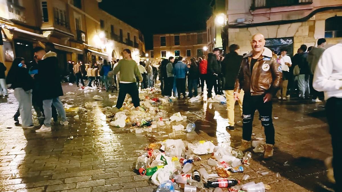 Imagen de la plaza de San Martín, en la madrugada del pasado Jueves Santo en León.