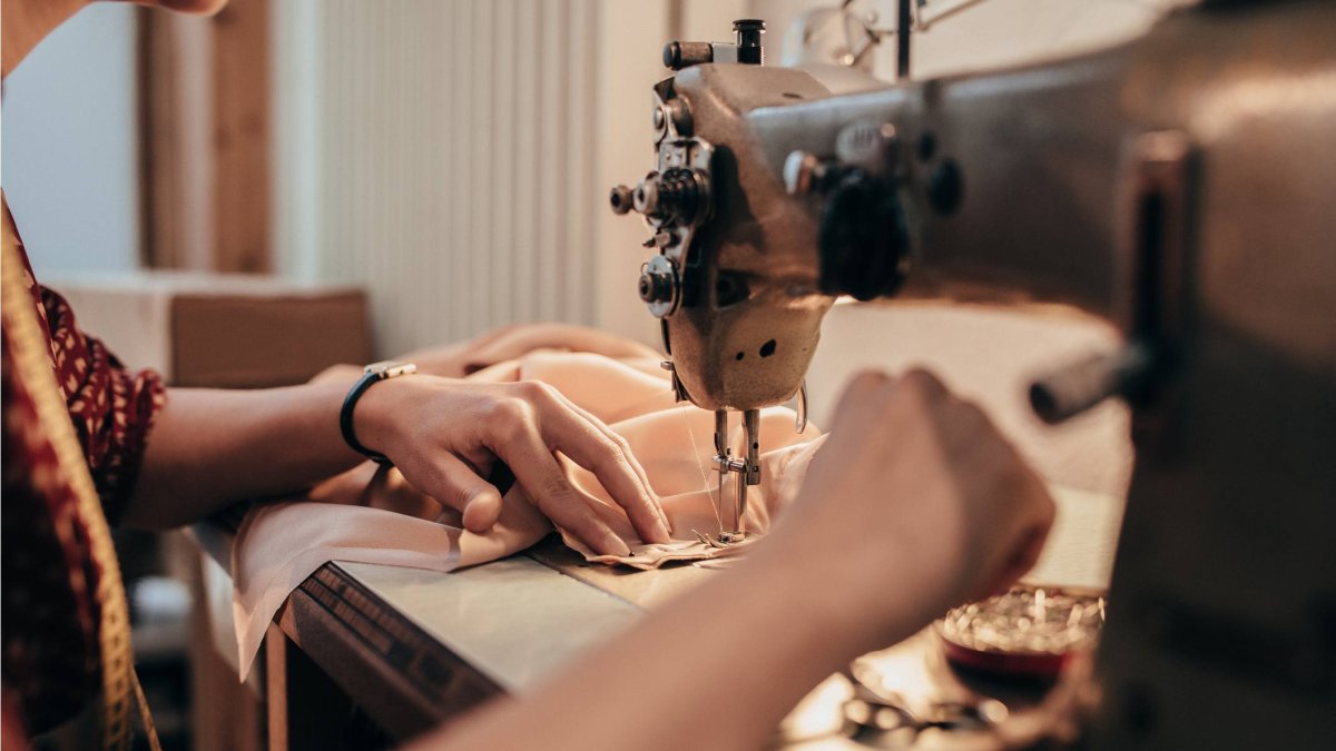 Una máquina de coser tradicional en funcionamiento, símbolo de las reparaciones textiles que durante décadas se hacían en casa