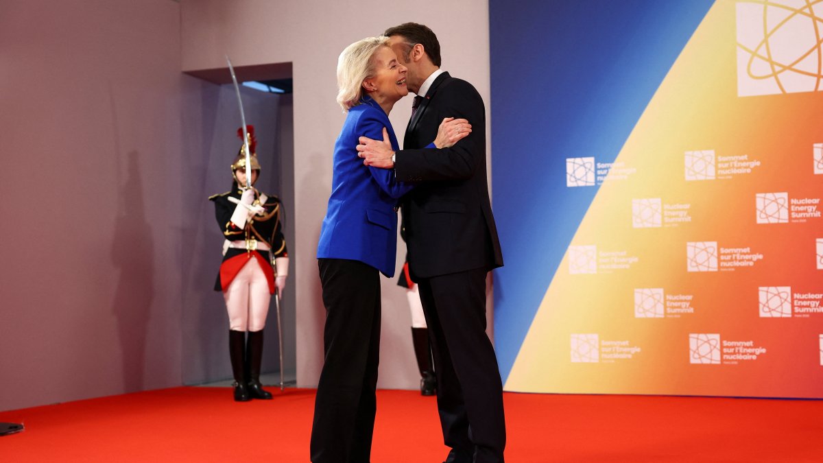 Ursula Von der Leyen y Macrón ayer, en Bruselas.