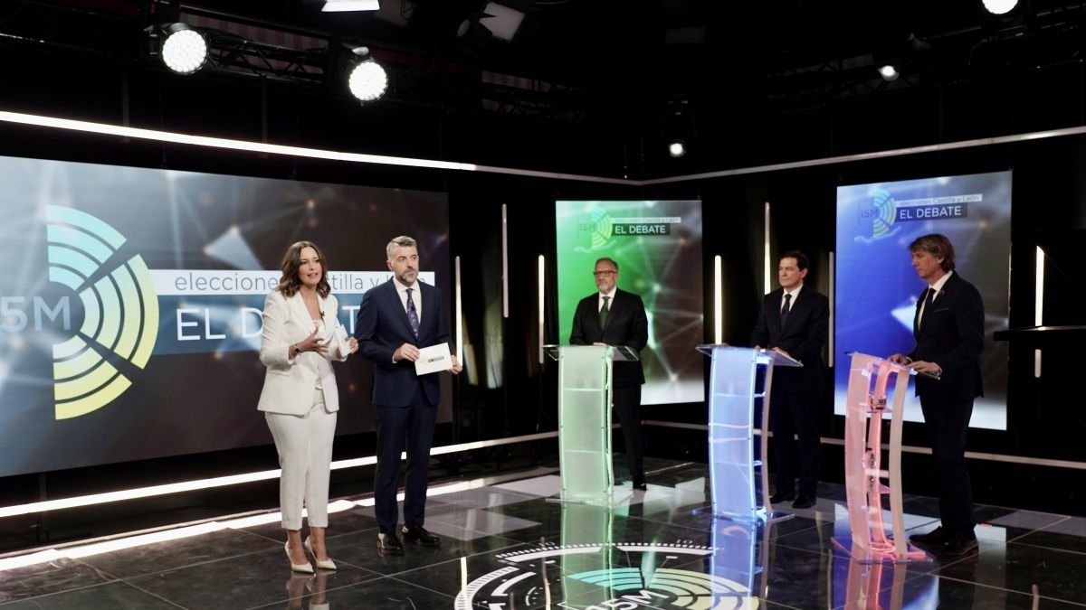 Los tres candidatos, Carlos Martínez (d), Mañueco (c) y Carlos Pollán (i) junto con los dos conductores del debate electoral en CYLTV.