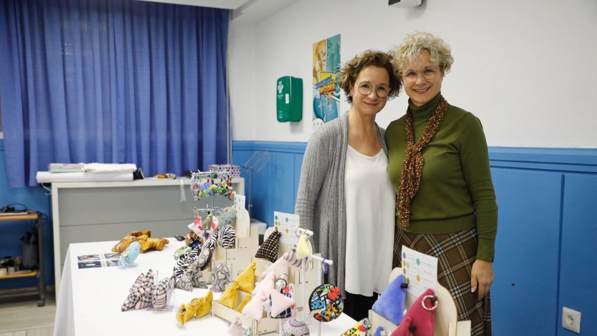 Diana y Eva de Vega, ayer en Juan Soñador con sus inventos para el estrés.