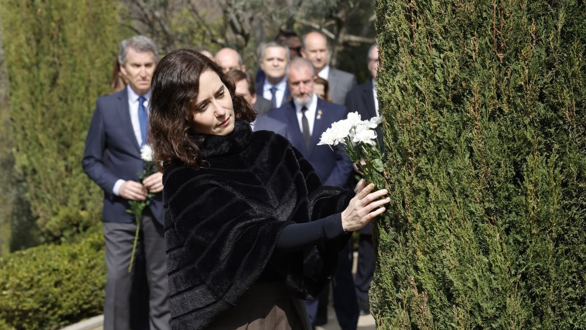 Feijóo y Ayuso, durante la ofrenda floral en 22 aniversario del atentado del 11-M.