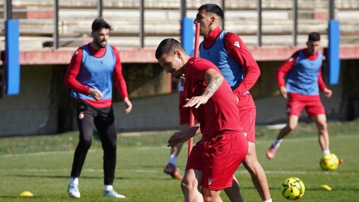 En primer término, Matia Barzic durante un entrenamiento.