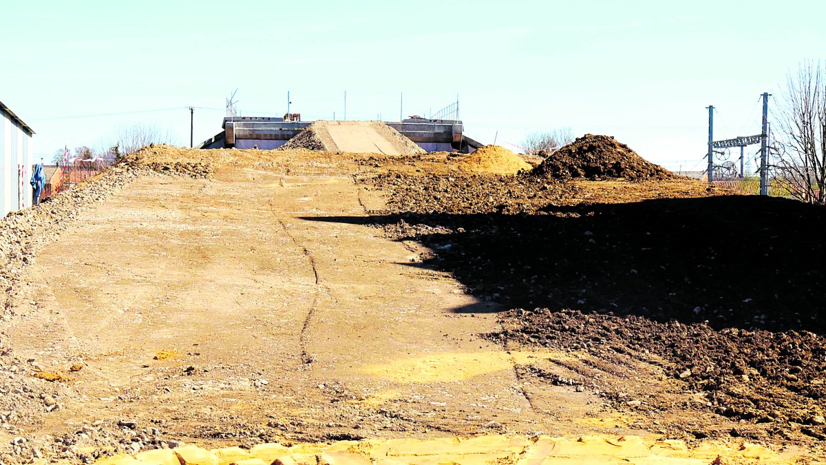 Estado actual de la obra del puente sobre la vía del AVE en Trobajo del Cerecedo.