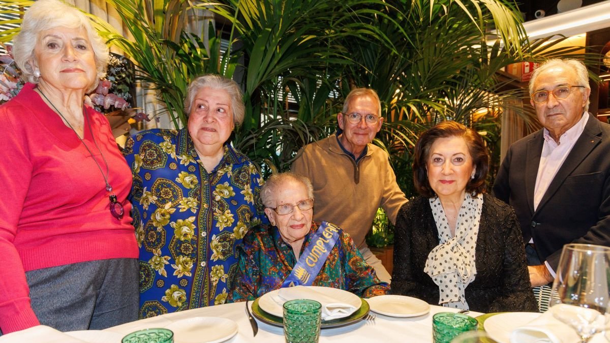 Lola, en el centro, junto a su hija Socorro, sus sobrinas Lola y Cuca y Gabriel y Paco.