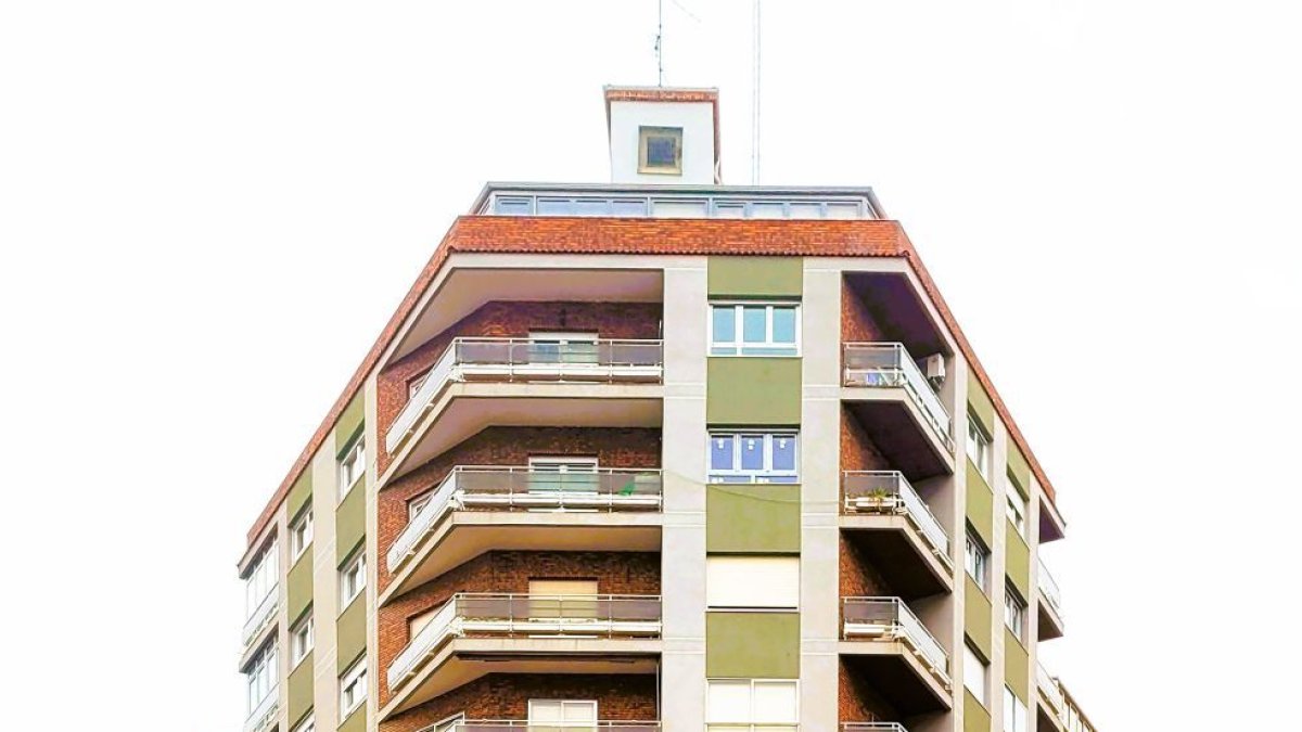 Avda. Padre Isla, número 46.