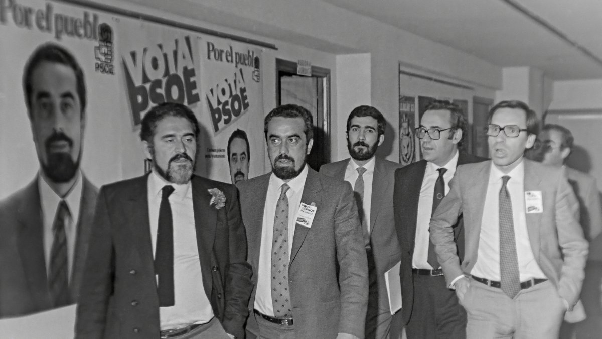 Las primeras elecciones regionales en Castilla y León en 1983. En la imagen Alfonso Guerra (D) asiste a un acto electoral en Valladolid, acompañado de Gregorio Peces Barba,(2D) Tomás Rodríguez Bolaños(2I), Constantino Nalda( al fondo), Demetrio Madrid (I).