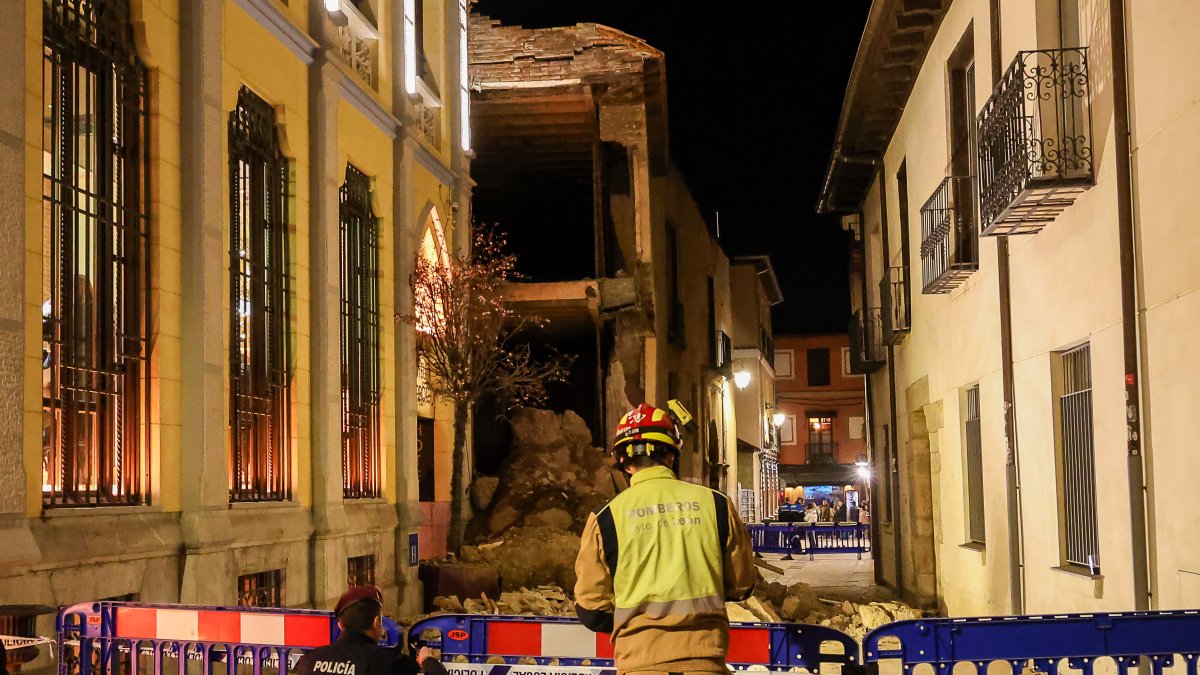 Se desploma la fachada de la Casona de Dámaso Merino en León.