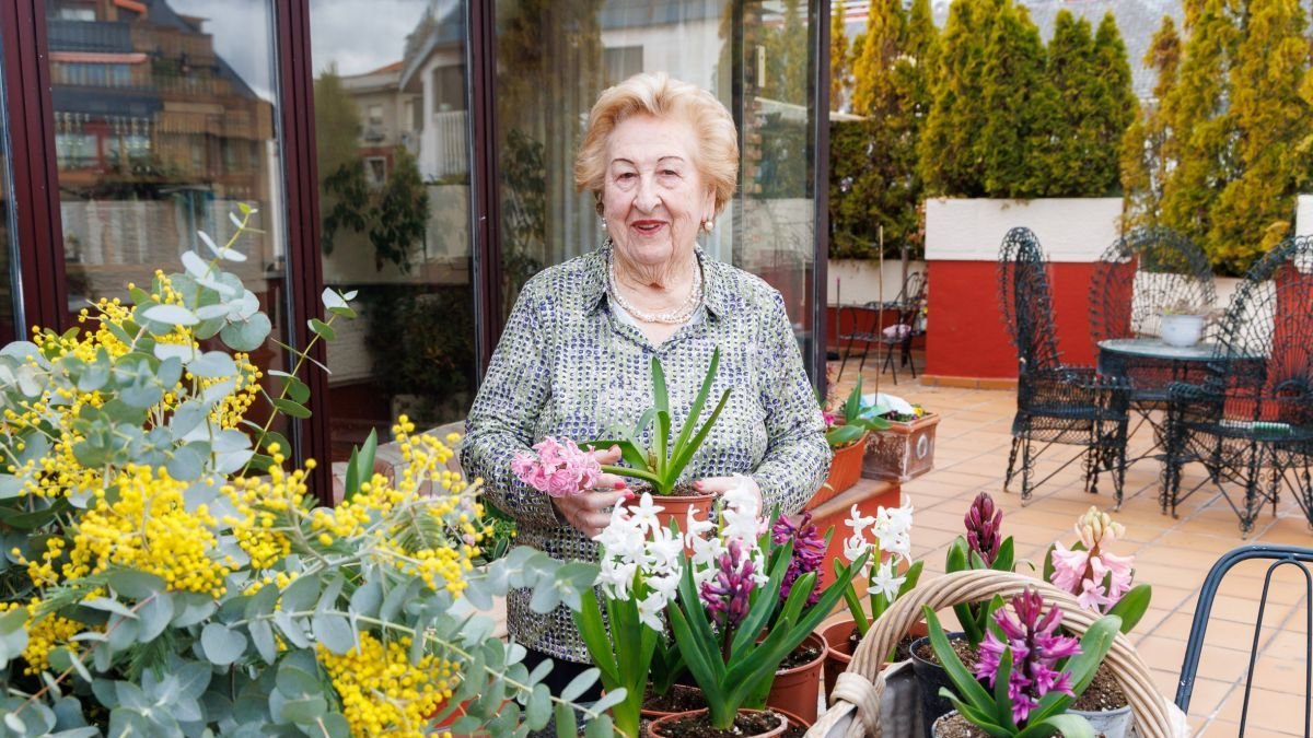 Gloria Martínez, ayer en la terraza de su casa rodeada de flores.