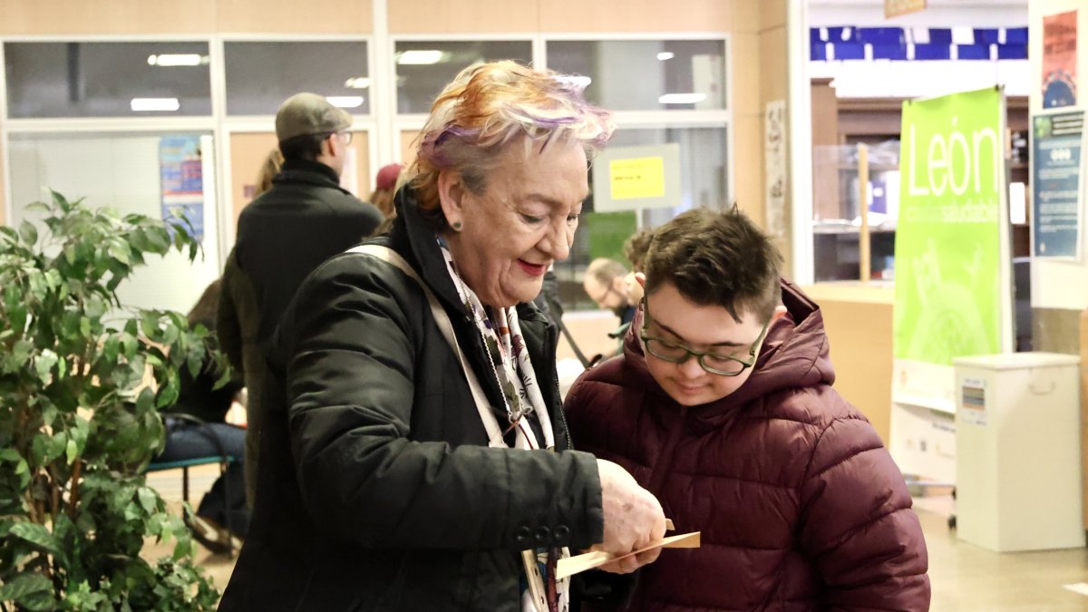 María Ángeles Álvarez y su nieto Edgar, que este domingo aprendió y disfrutó del proceso del voto.