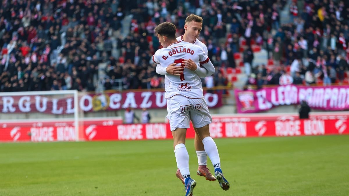 Diego Collado y Rafa Tresaco celebran el gol anotado por Iván Calero ante el Racing.