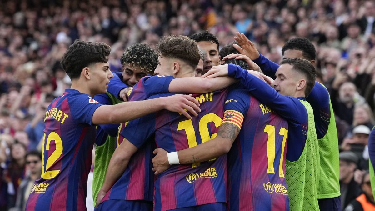 Los jugadores del Barcelona celebran uno de los cinco goles que le endosaron al Sevilla.