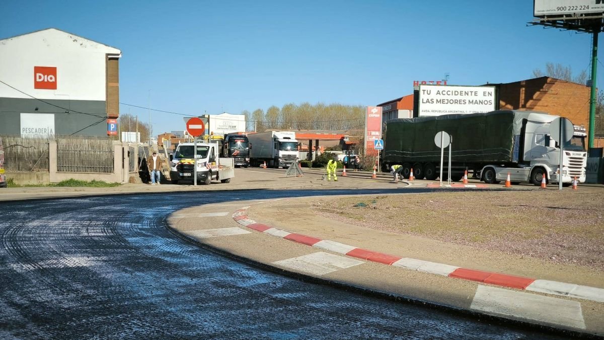 Reasfaltado de la entrada a Hospital de Órbigo.