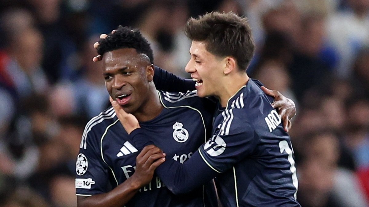Vinicius es felicitado tras anotar el brasileño uno de sus dos goles al Manchester City.