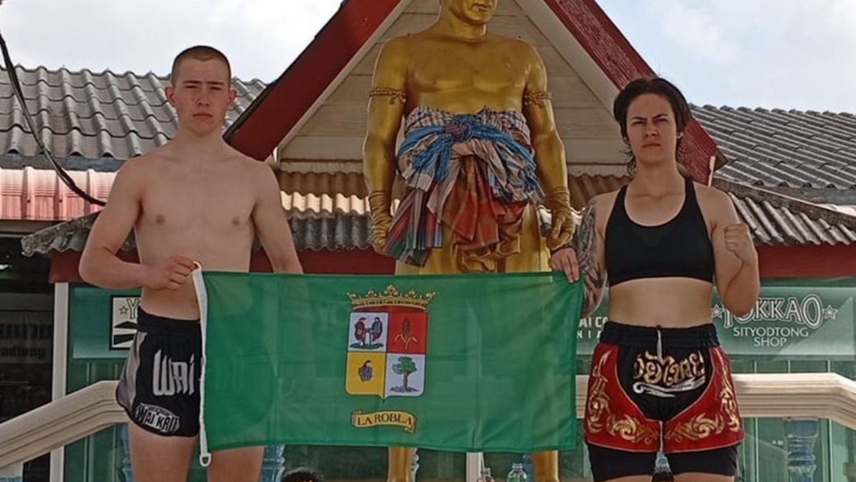 Los roblanos Yorel Laiz Carnicero junto a Adriana Fernández González, campeón y subcampeona mundiales de muay thai en Tailandia.