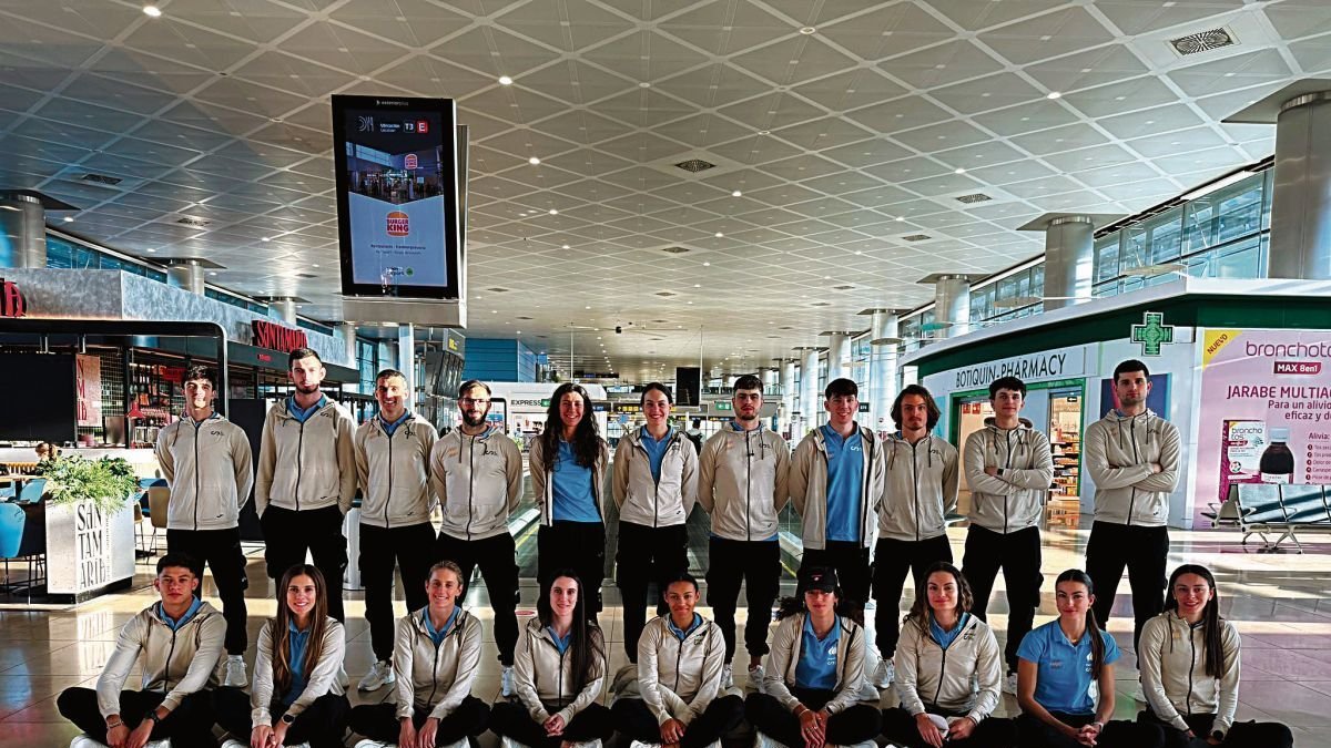 Marta García, segunda por la izquierda sentada, junto al resto de la delegación española que competirá en el Mundial.
