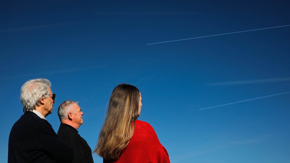 José Luis Sánchez, Roberto Weigand y Alba F. Castro observan el 13 de marzo las estelas desde la terraza del IMA, el Instituto de Medio Ambiente y Cambio Global de la ULE, en la calle de La Serna.